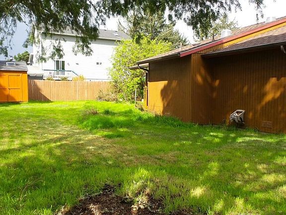 2nd image of 865 NW Kimo Ln
