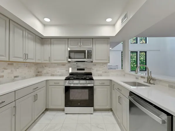 726 Mainsail Lane image 16 of 39