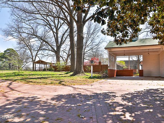 21st image of 203 N McCombs St