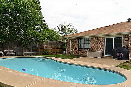 2nd image of 1922 Maxwell Dr