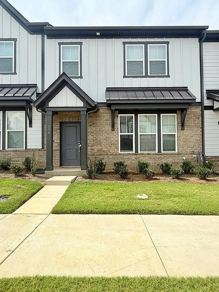 3 bed, 2.5 bath, 2001 sqft, $2,400 — Photo 1