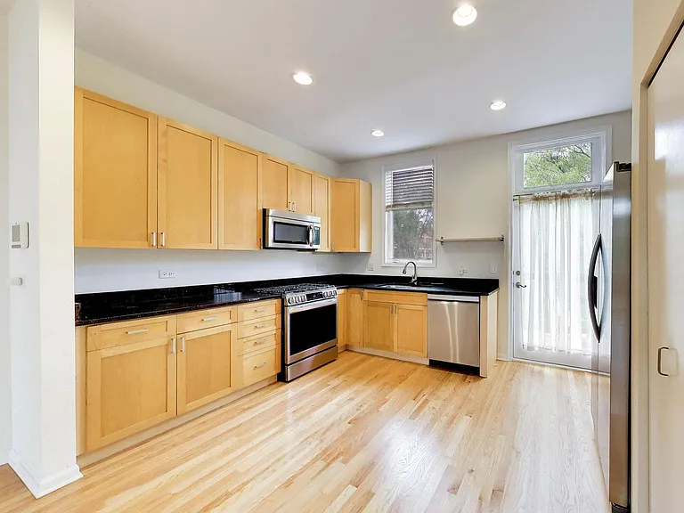 1806 W Argyle St #G — Photo 6