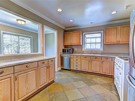 5th image of 7837 Encino Ave