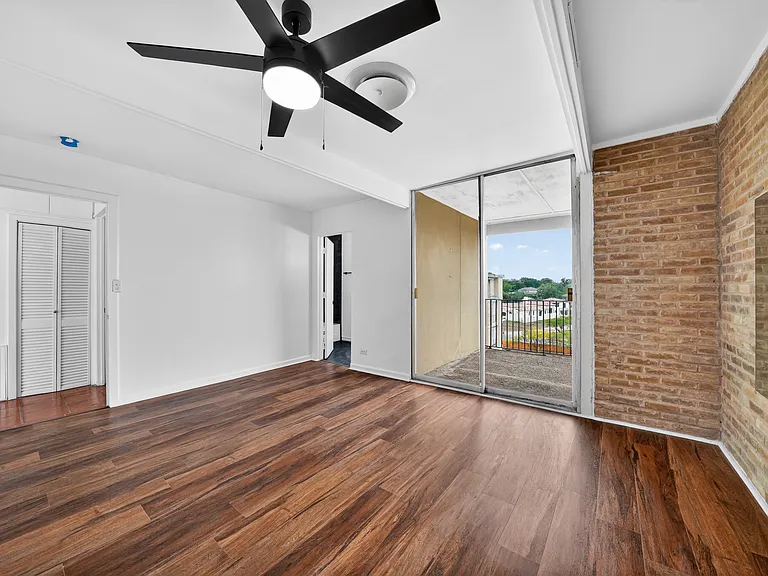 Four Oaks Apartments — Photo 6