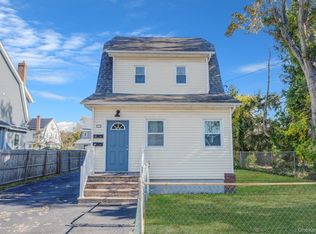 39 Chapman Pl, Bay Shore, NY 11706