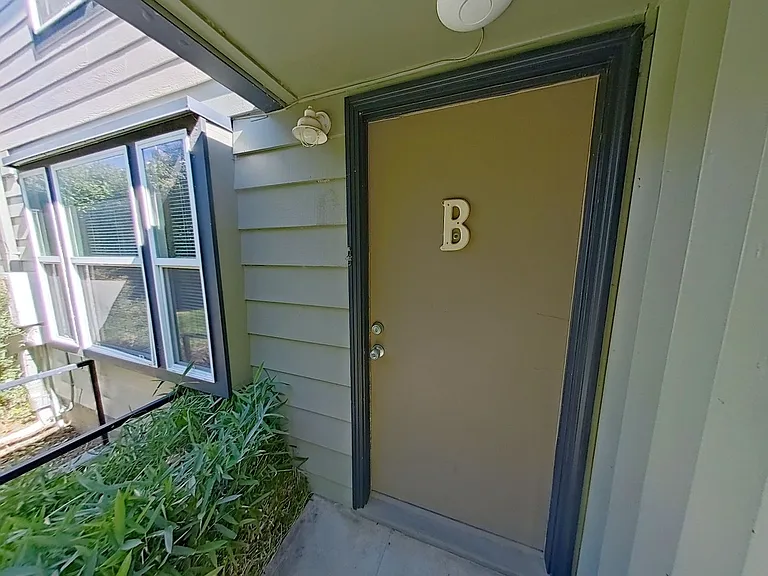 1866-1870 Onyx St — Photo 21