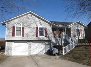 820 NE Lyon Ct, Lees Summit, MO 64086