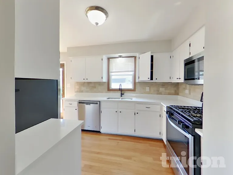 16646 Paxton Ave — Photo 5
