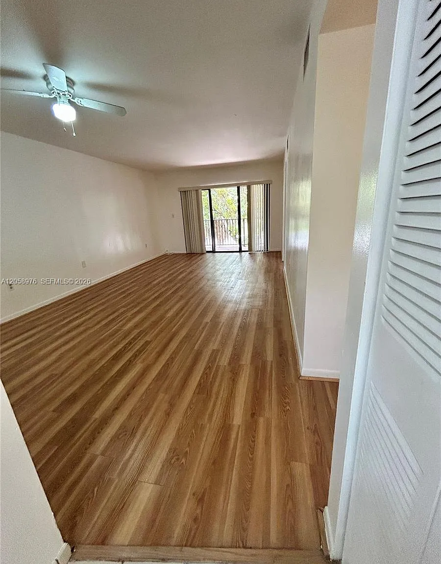 Park Lake Vilg Condo Phs — Photo 4