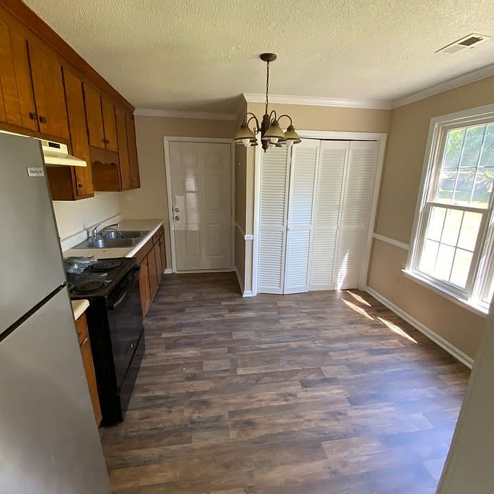 1st image of 1108 W Oak St #A