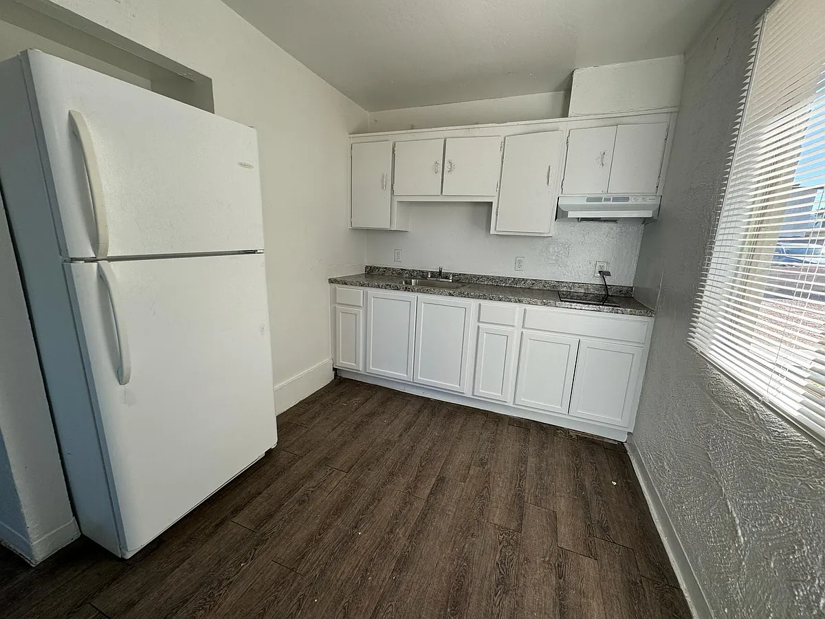 Building Photo - 814 E Siesta Dr