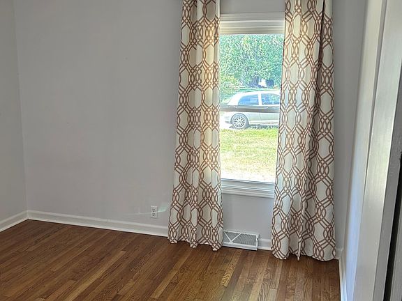 5th image of 824 W Catalpa Dr