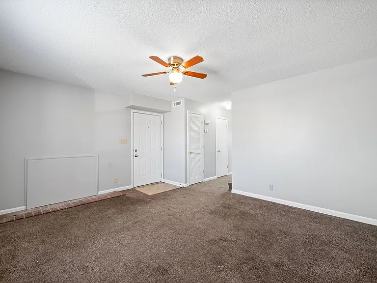 Kingsbury Dr - 923 — Photo 9
