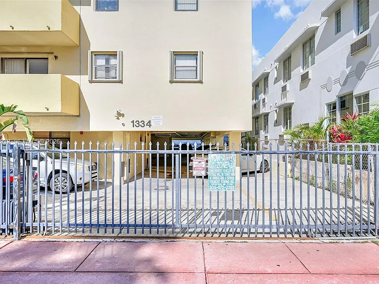 1334 Collins Ave #403 — Photo 33