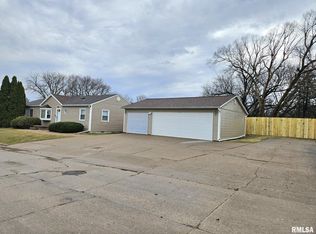 1318 Terrace Heights Dr, Muscatine, IA 52761