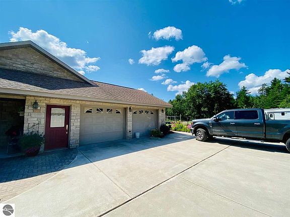 5th image of 711 N Woodland Dr