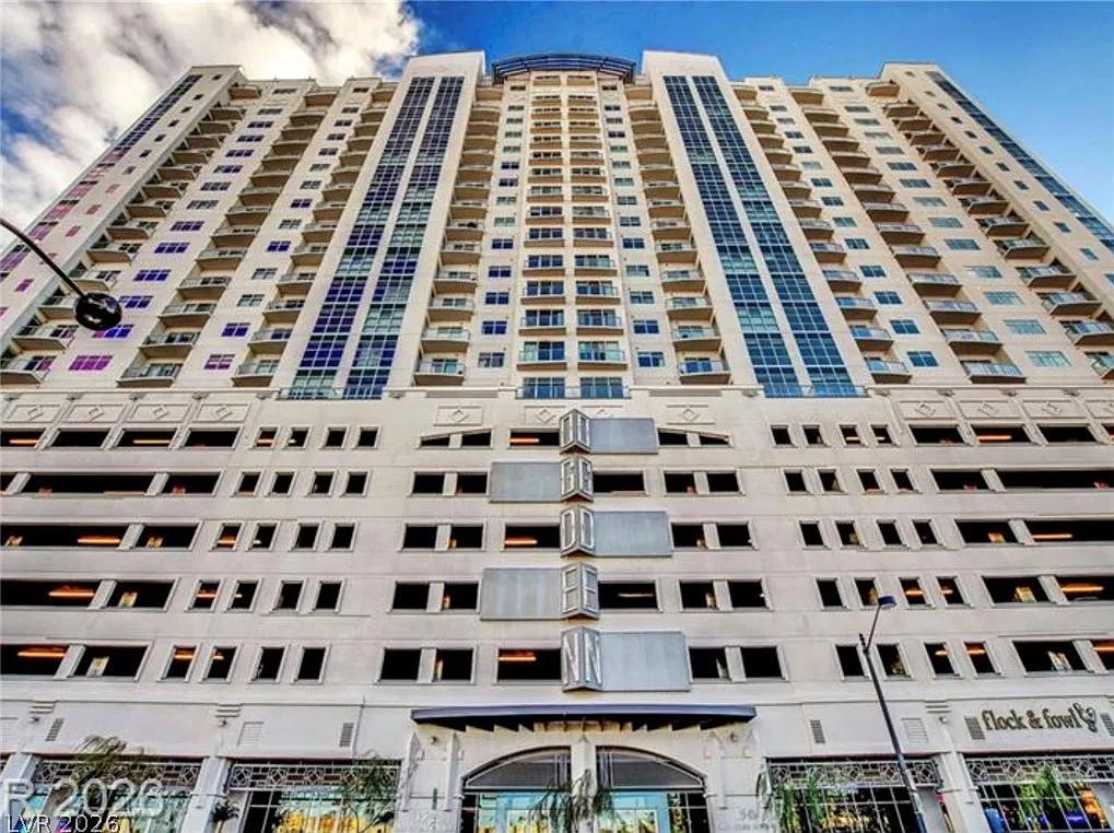 1 bed, 1.5 bath, 817 sqft, $2,175 — Photo 2