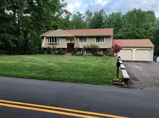 425 W Woods Rd, Hamden, CT 06518