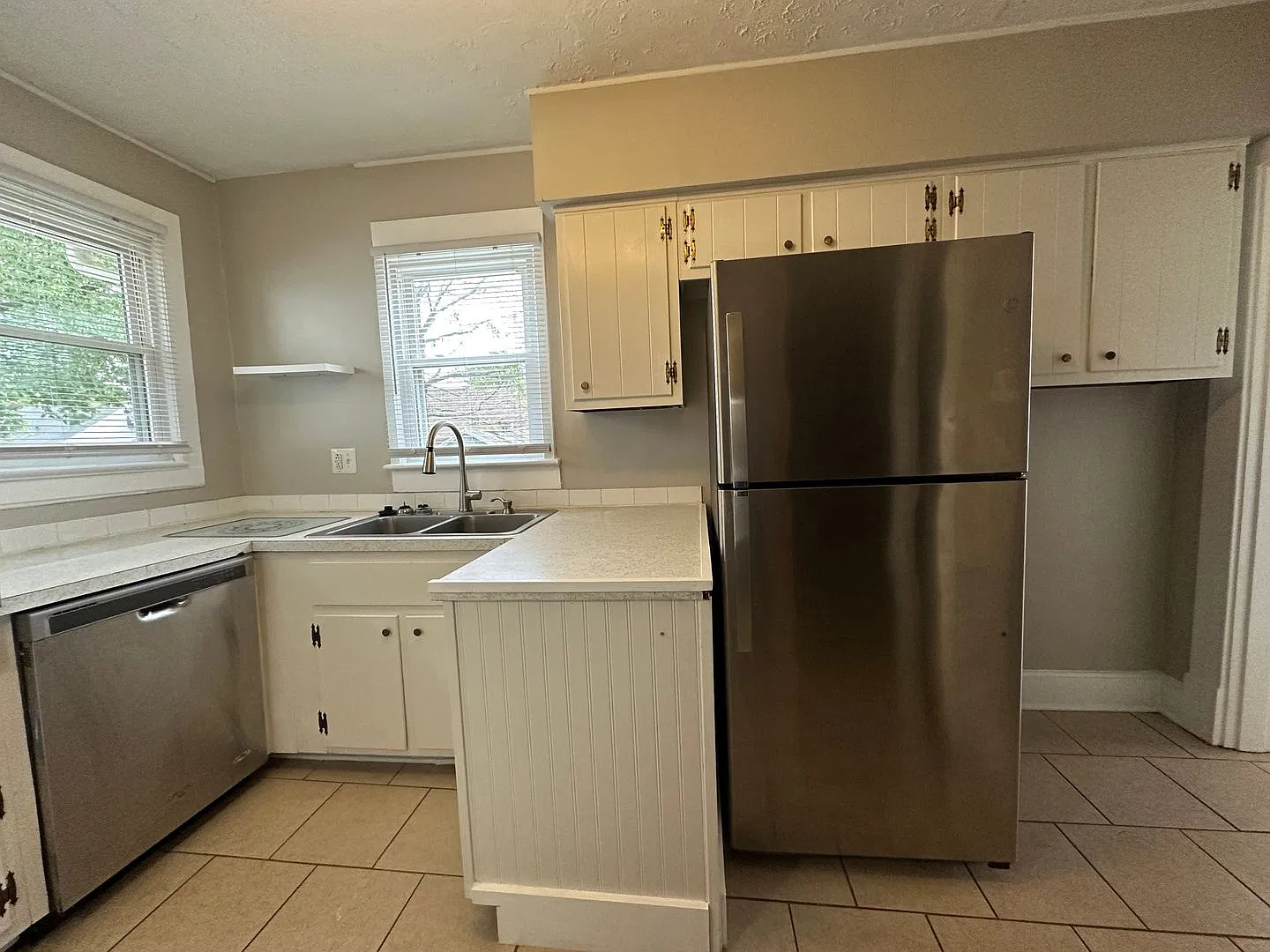 Coming Soon! Charming Brick Bungalow! Hw Floors, Near Downtown, Off-Street Parking — Photo 4