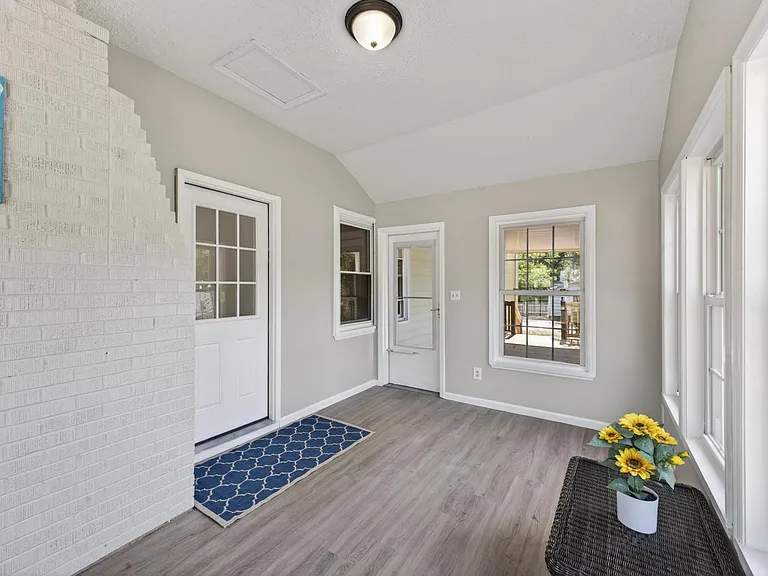 450 Williamsburg St — Photo 29