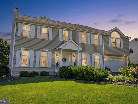3rd image of 207 Forrest Dr