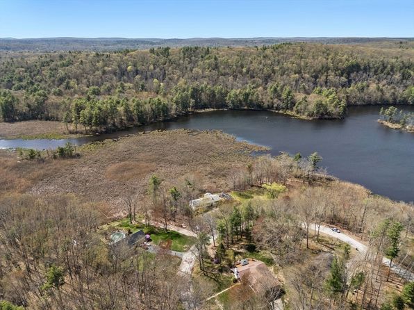 28 Woodlawn Dr, Sturbridge, MA 01566