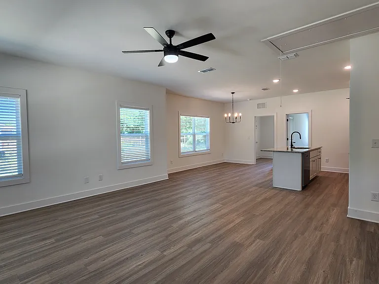 1818 E Greenbriar Rd — Photo 2