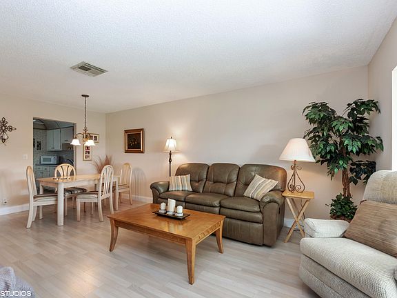 5th image of 2100 SW Lake Circle Dr APT 109