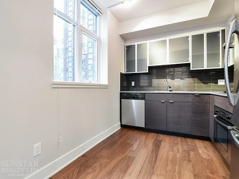988 Richards St #706 — Photo 5