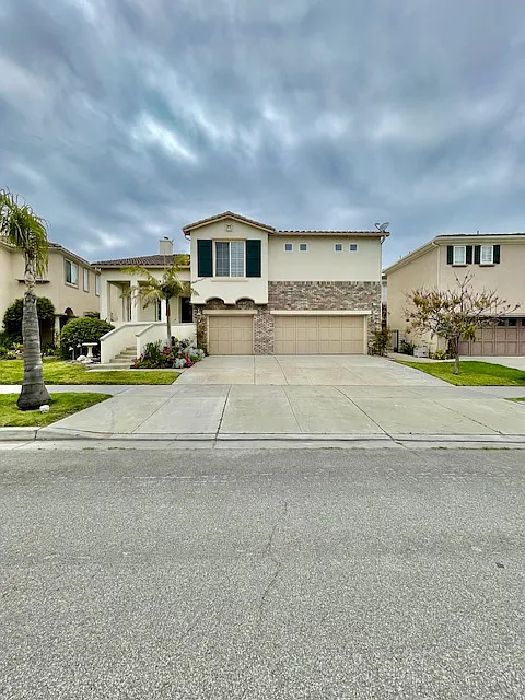 4 bed, 3.5 bath, 3695 sqft, $6,000 — Photo 2