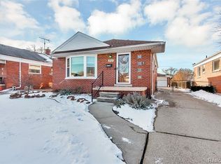 25523 Ursuline St, Saint Clair Shores, MI