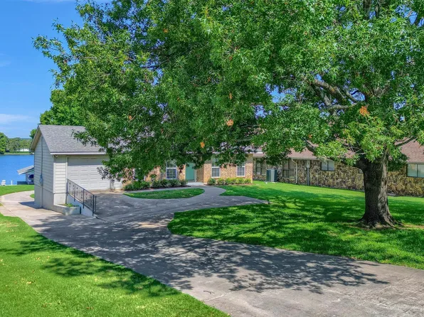 934 Kiowa Dr E, Lake Kiowa, TX 76240