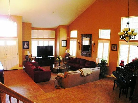 Living/dining combo room