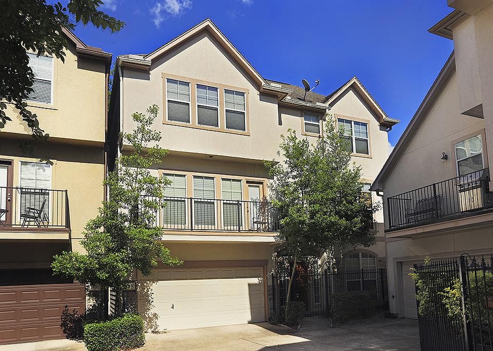 Great freestanding home, with balcony.