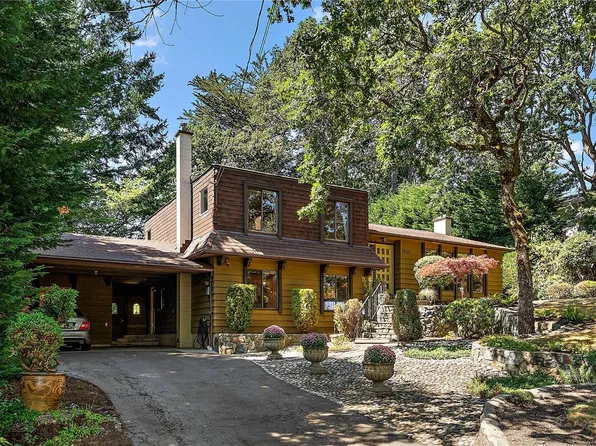 3832 Persimmon Dr, Saanich, BC V8P 3R9