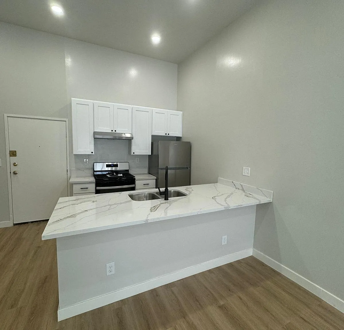 427 S Westlake Ave — Photo 2