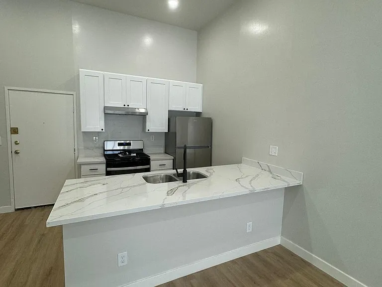 427 S Westlake Ave — Photo 2