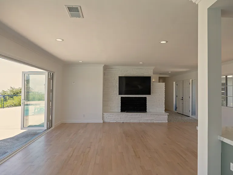 3710 Glenridge Dr — Photo 2