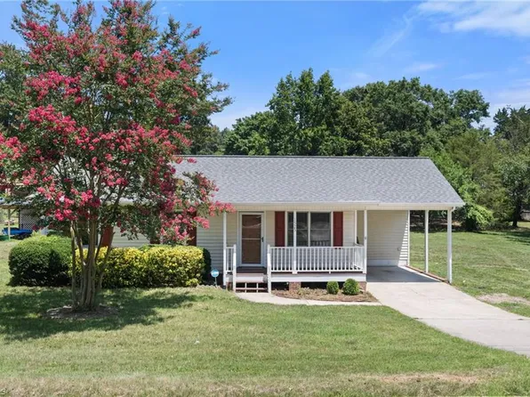 1525 Canstaff Dr, Kernersville, NC 27284