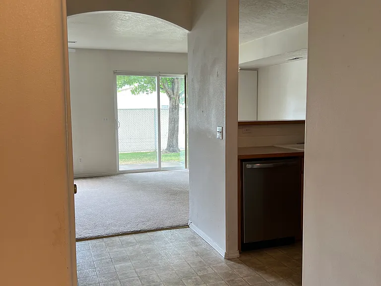 1505-1519 W Hyacinth Ln — Photo 3