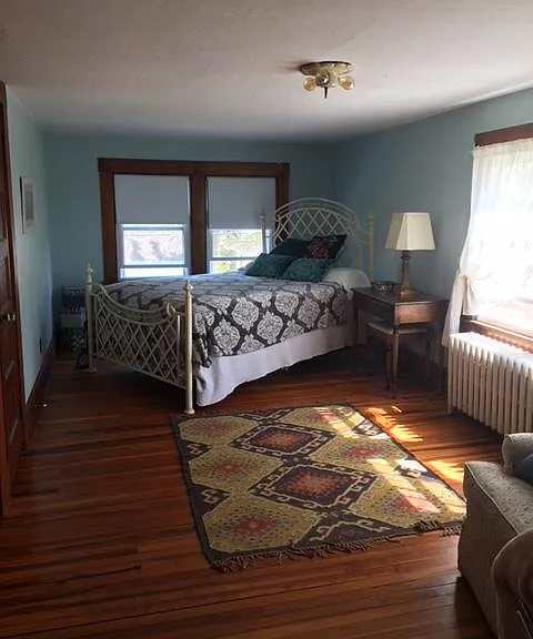 Master Bedroom 10x28 feet, 2 closets
(not furnished)