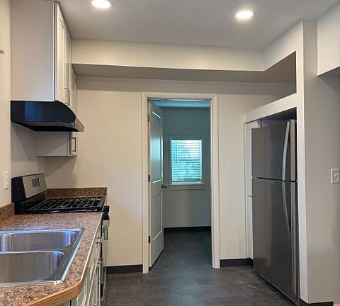 4th image of 310 Regent St