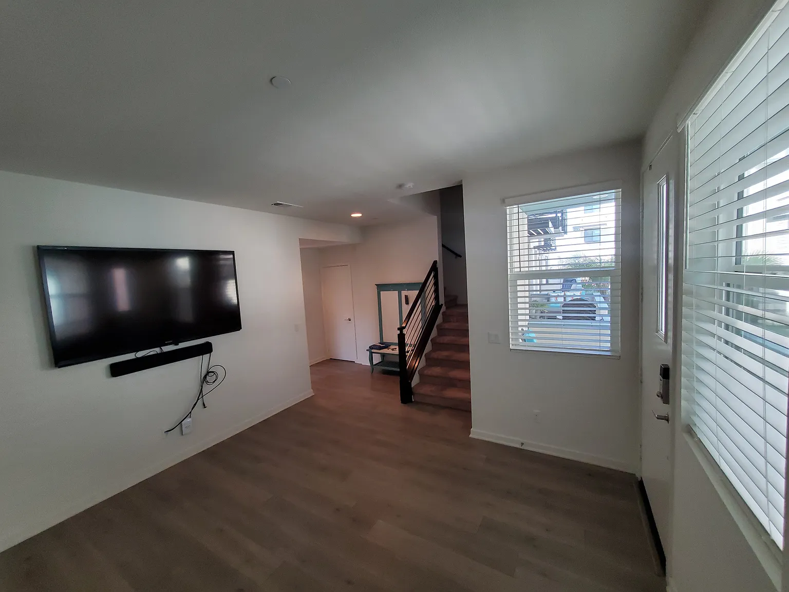 5 bed, 2559 sqft, $6,395 — Photo 3