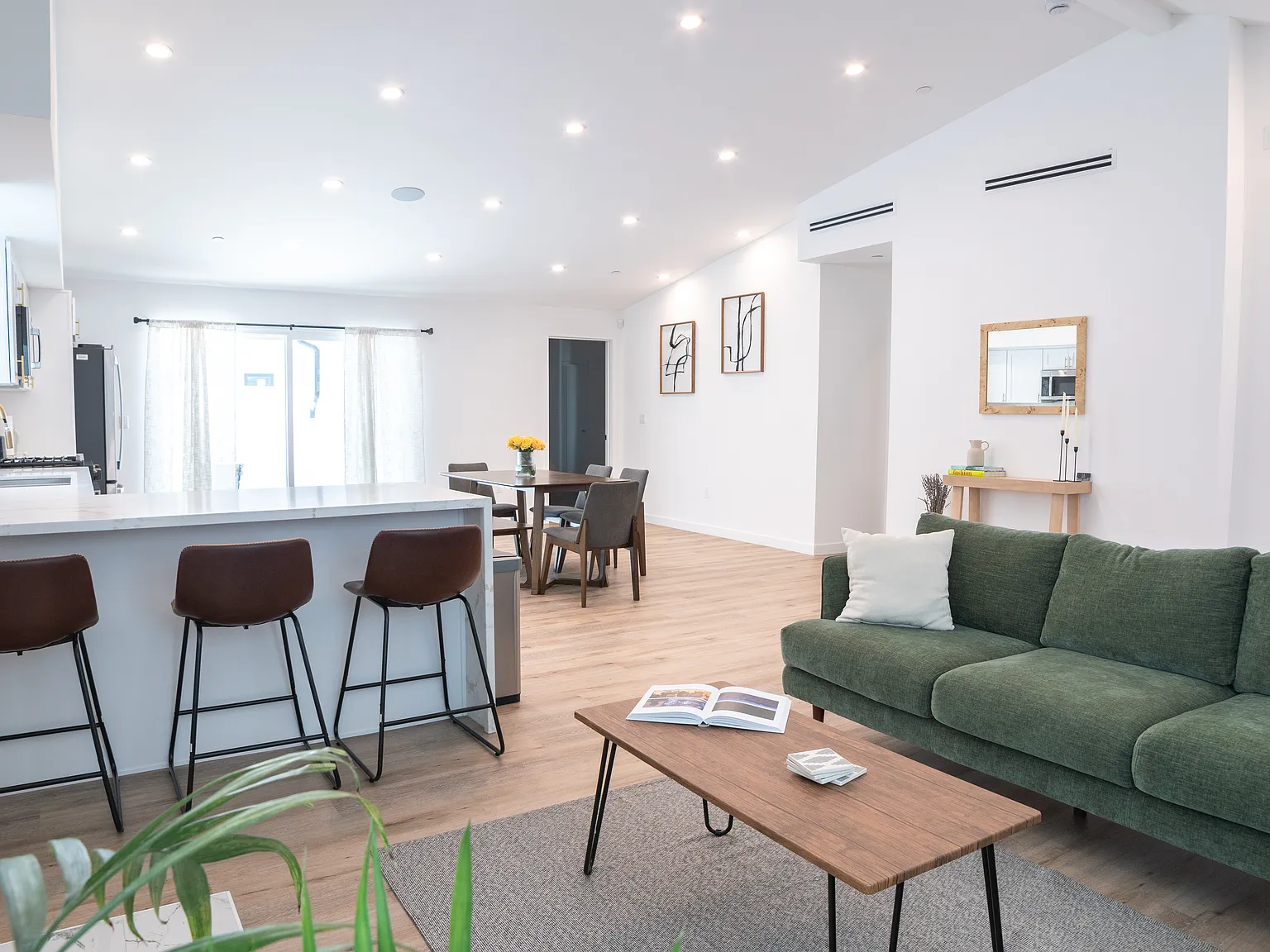 3 bed, 1600 sqft, $5,500 — Photo 3