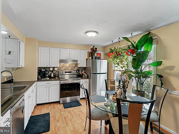4th image of 15 Craftsman Ct