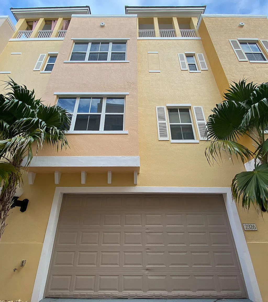 3 bed, 3.5 bath, 1952 sqft, $3,500 — Photo 2