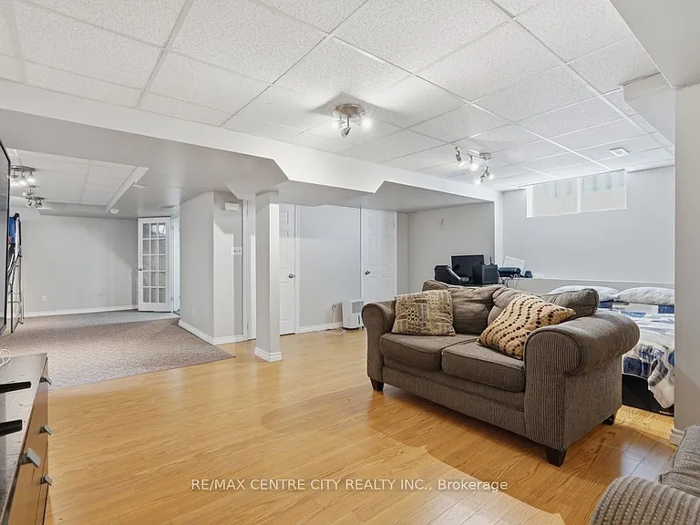 1141 Crosscreek Cres — Photo 20