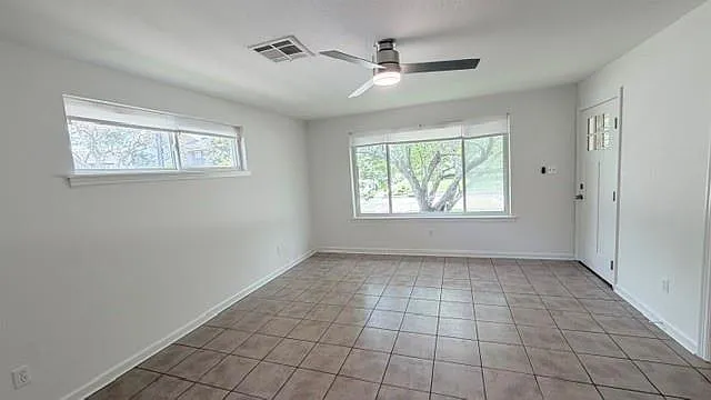 3 bed, 1.0 bath, 1400 sqft, $2,450 — Photo 2