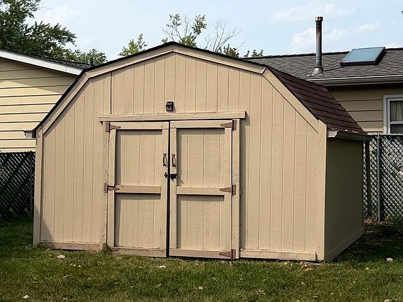 4th image of 6875 Glenwood Ln