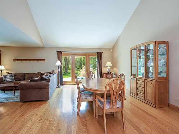 4th image of 737 Duxbury Ln